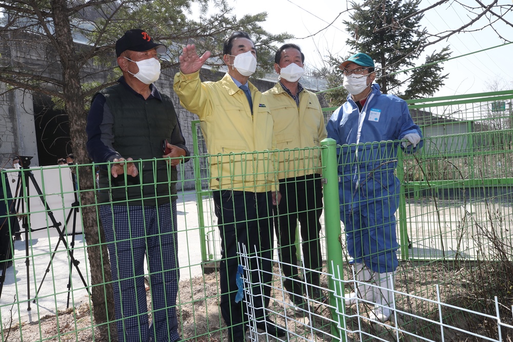 지난 23일 강원도 철원을 직접 방문한 이성희 농협중앙회장이 양돈농장 방역 설비를 점검하고 있는 모습. 사진=농협중앙회 제공