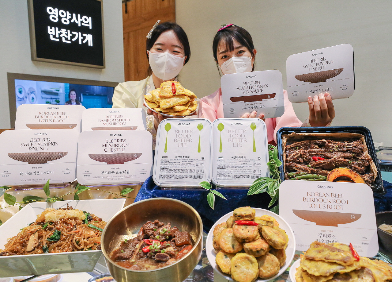 25일 오전, 서울시 영등포구에 위치한 현대백화점 더현대 서울 지하 1층 식품관 '영양사의 반찬가게'에서 직원들이 '설 상차림용 건강반찬'을 소개하고 있는 모습. 사진= 현대그린푸드