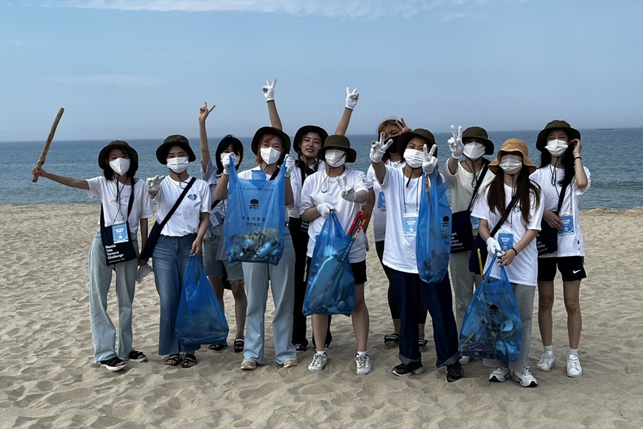 LG생활건강은 지난 7월 3일 ESG경영의 일환으로 MZ세대 기후환경 활동가 ‘글로벌에코리더 YOUTH’ 100여명과 함께 강원도 동해시 망상해변에서 비치코밍(Beachcombing) 캠페인을 진행했다. 사진=LG생활건강