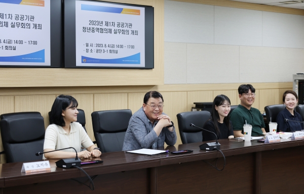 제1차 공공기관 청년중역협의체 회의에서 박성효 이사장(왼쪽에서 두 번째)이 직원들과 이야기를 나누고 있다. 사진=소진공